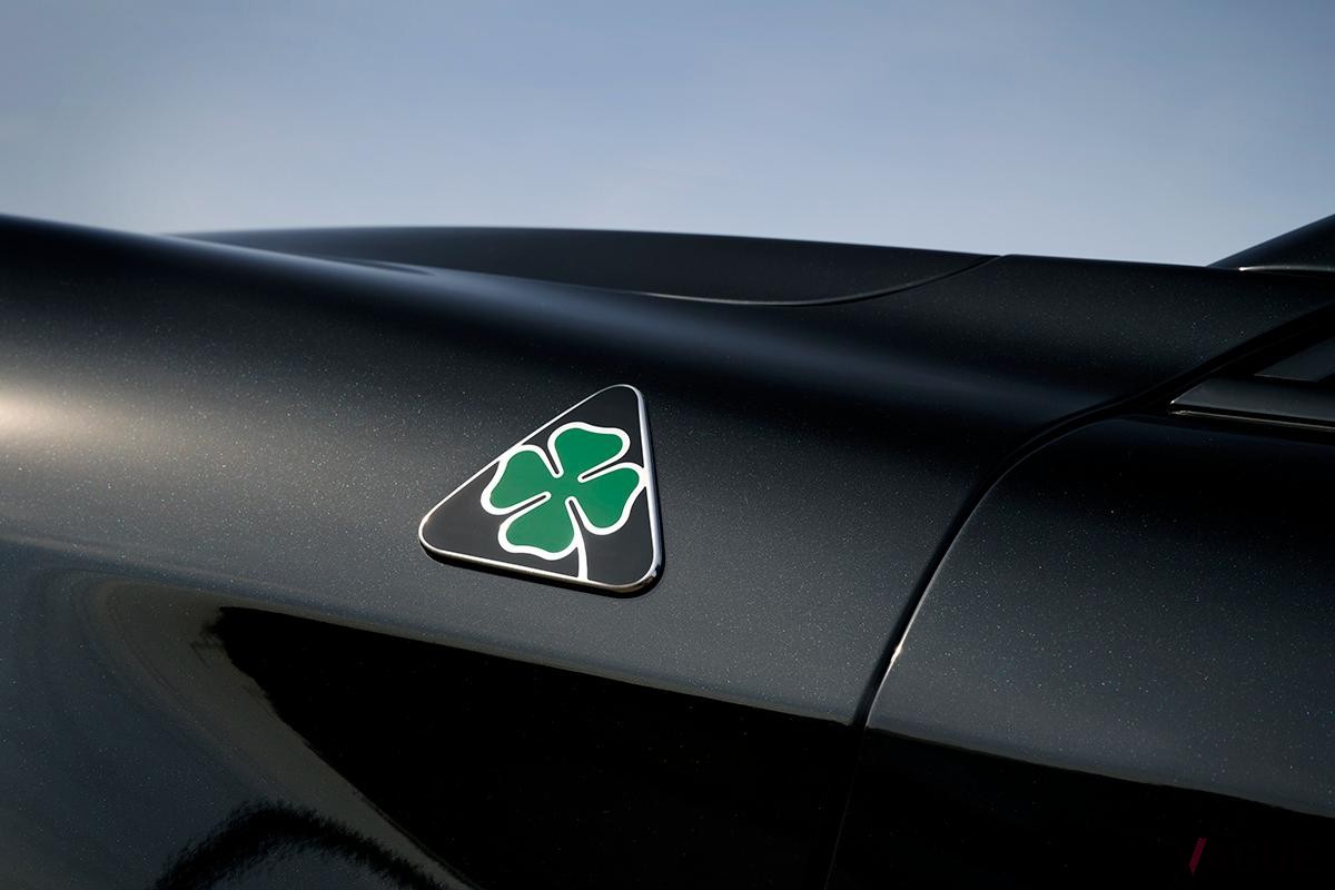 アルファ ロメオの限定車「ステルヴィオ スーパースポーツ」のクワドリフォリオのロゴ