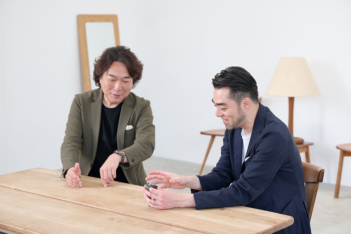 熱い時計談義に時間を忘れてトークが弾むふたり