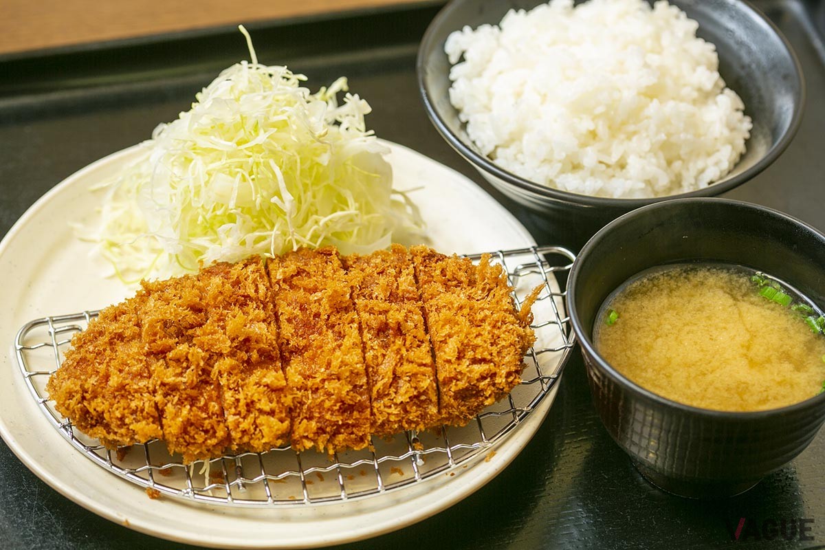 ロースかつ定食(ご飯、お味噌汁付き)。お上品なサイズではなく、しっかりとしたボリューム