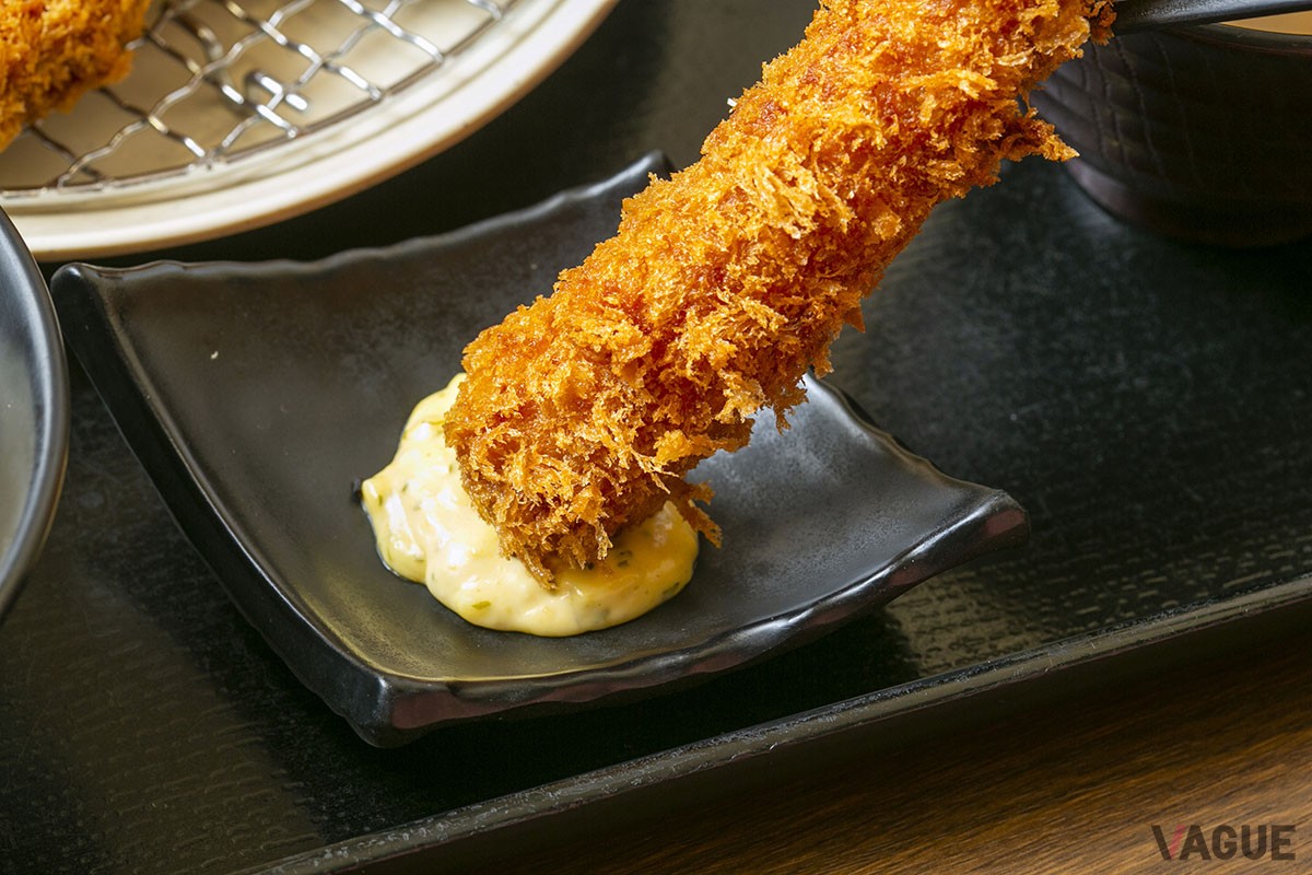 エビフライには、小皿で付いてくるタルタルソースを。もちろん卓上のソースも合う！