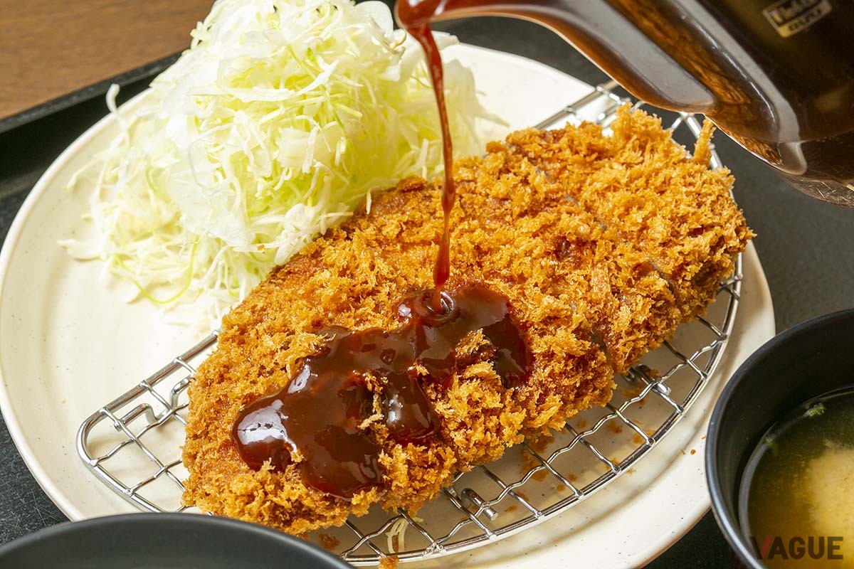 店オリジナルの「定番とんかつソース」をかけて。ほのかに甘みを感じるソース
