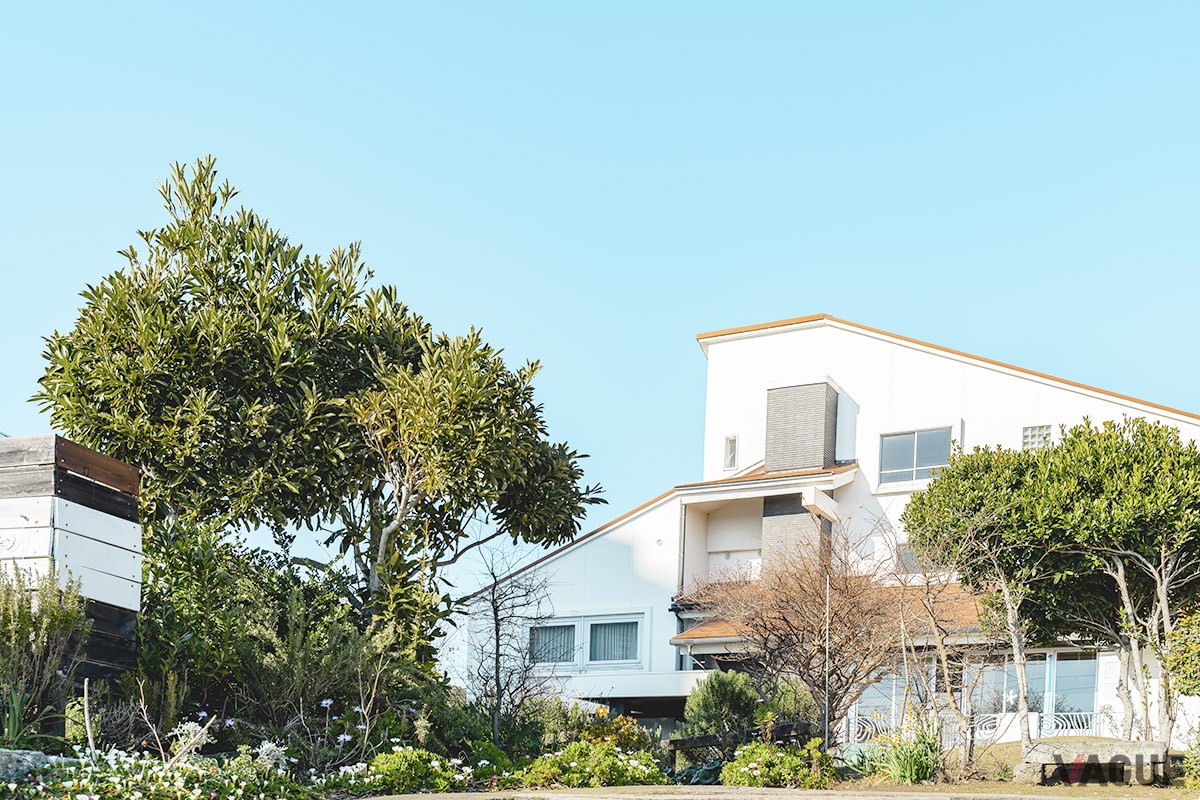 ハーブと草花のガーデンと、カジュアルなイタリアンレストラン「オドーリ・キッチン」、別荘のような大邸宅レジデンス「白浜レジデンス」