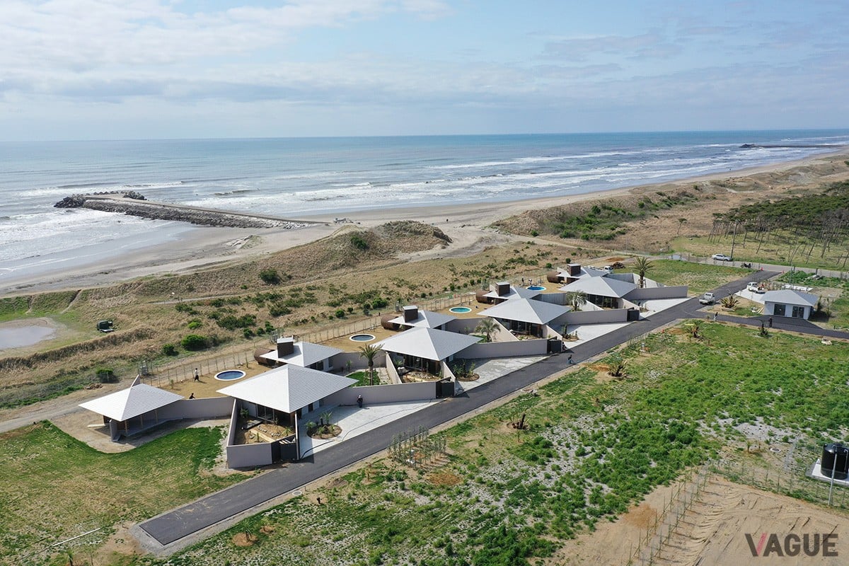 ドッグファーストな客室に配した、温泉、サウナ、プライベートプールでラグジュアリーな空間を演出