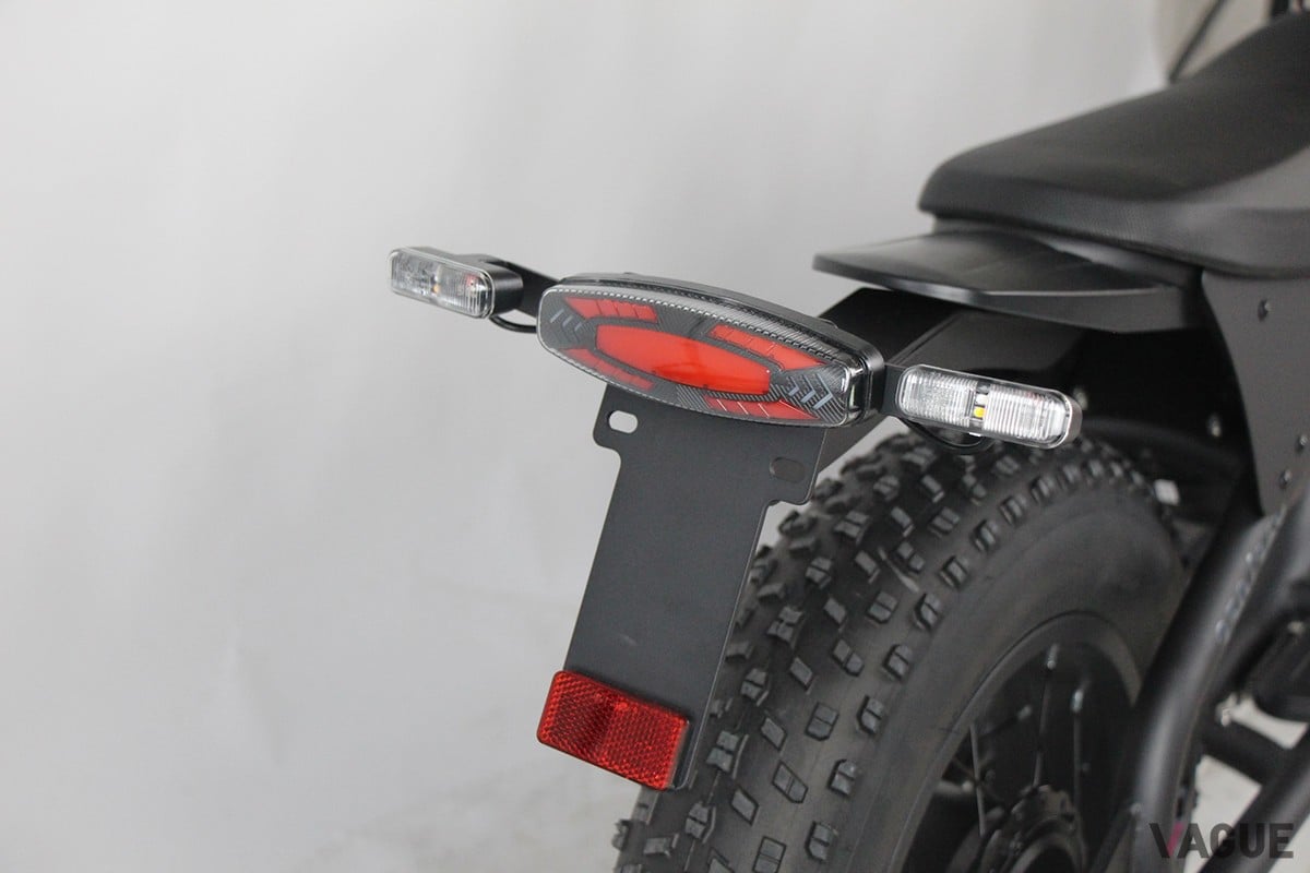 後方には、ウィンカーとブレーキライト付きリアライトを装備