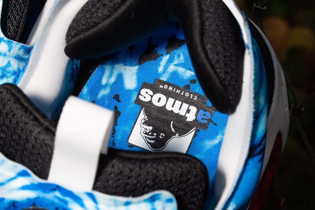 シュータン中央部分とヒール部分に、Reebokのベクターロゴ、インソールにatmosとXLARGEのコラボレーションロゴを配したデザイン
