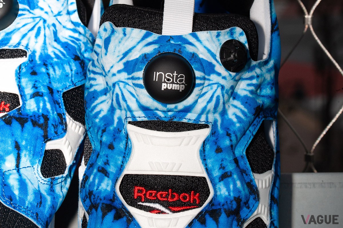 シュータン中央部分とヒール部分に、Reebokのベクターロゴ、インソールにatmosとXLARGEのコラボレーションロゴを配したデザイン
