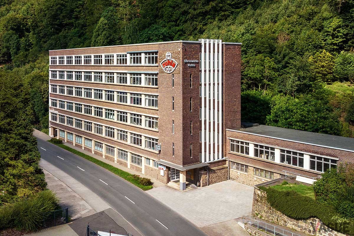 バウハウス様式による建築も美しい自社工場。かつてはグラスヒュッテに次ぐ時計製造の街であったルーラから「ツェッペリン」の時計が生まれている。