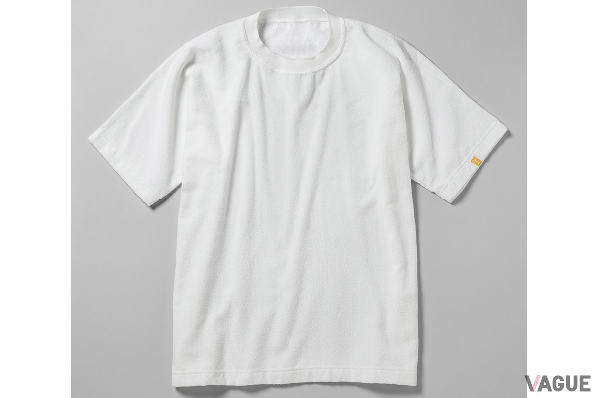 1枚の生地と首周りのニットの2枚のみのパーツ