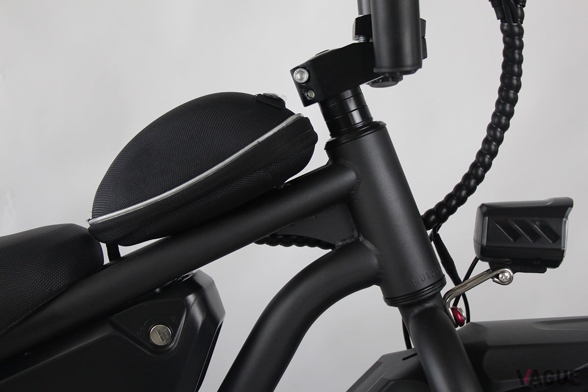 フロントライト、クラクションと、最高速度表示灯（緑ランプ）、ウィンカーを備え付ける