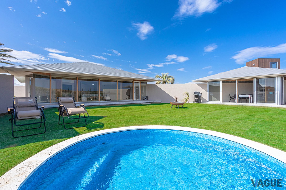 ドッグファーストな客室に配した、温泉、サウナ、プライベートプールでラグジュアリーな空間を演出