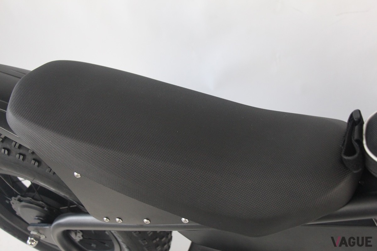 長時間乗ってもお尻が痛くなりづらいよう座面を広く設計