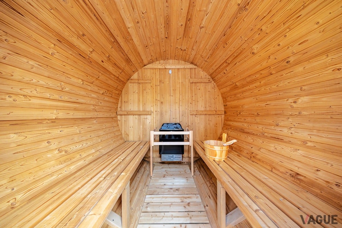 熱したサウナストーンに水をかけるロウリュやリラックス効果のあるアロマオイルも利用可能