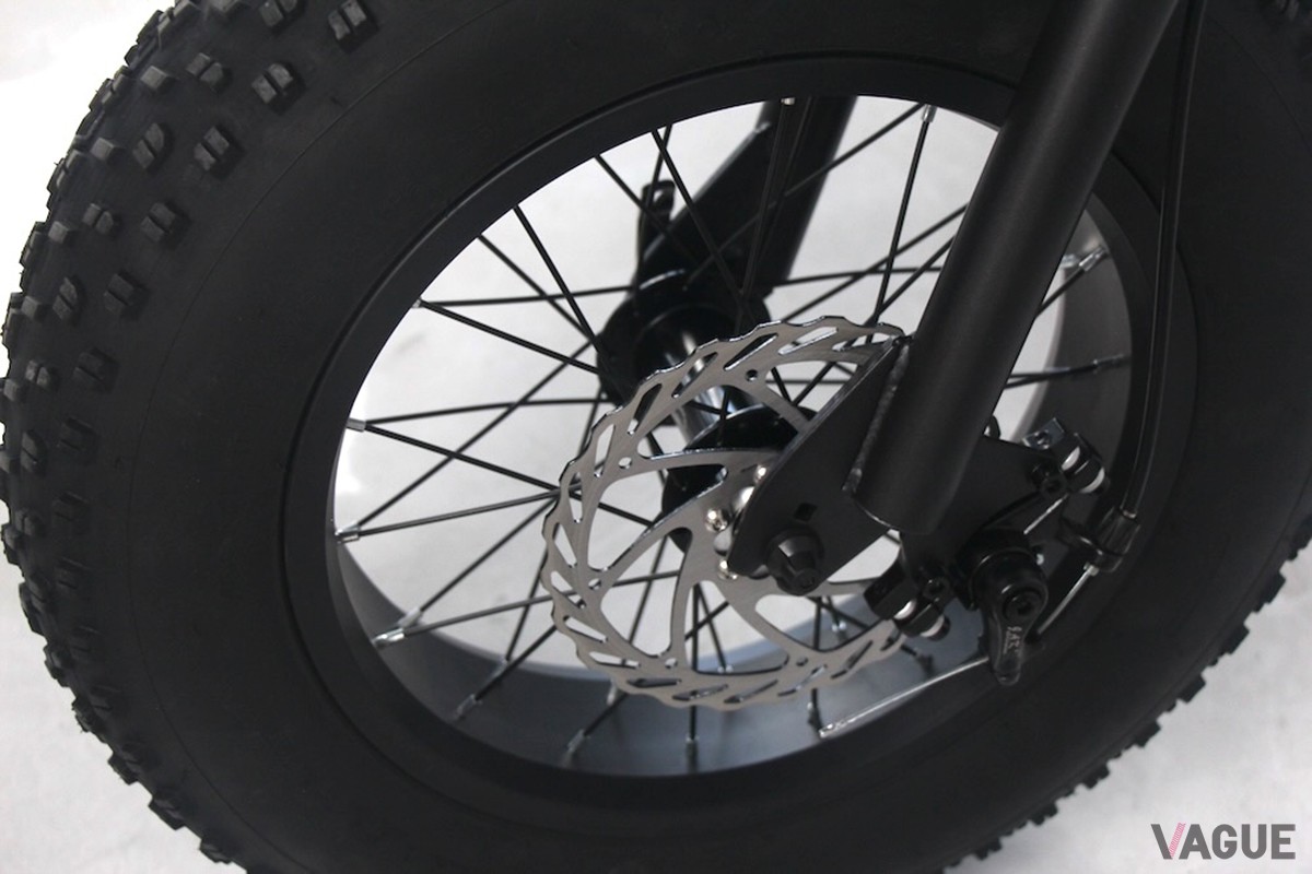 16インチ4.0サイズの幅広タイヤで走りが安定