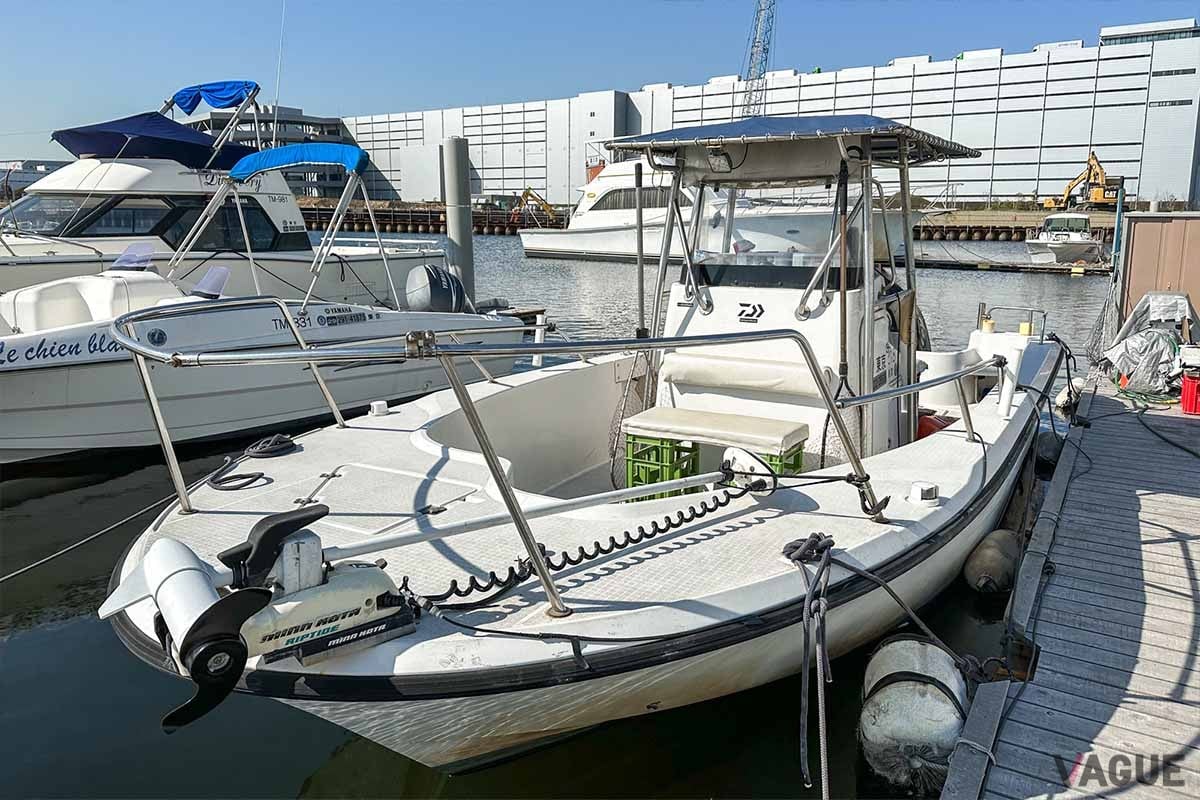 今回取材でお世話になった、東京湾チャーターボートの「WITH（ウイズ）」。料金は2〜3名の場合、4時間で3万6000円（消費税込）。人数によって変わりますので詳しくはオフィシャルサイトでご確認ください