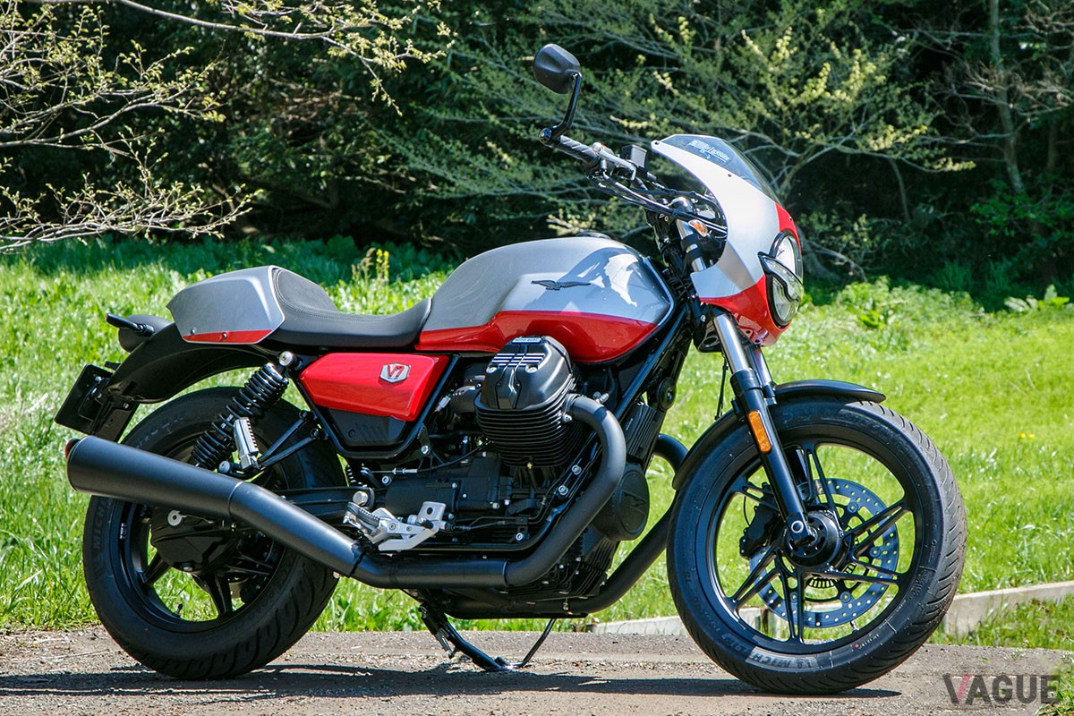 伝統の縦置き空冷Vツインエンジンの採用により、最新モデルでありながら旧車のような乗り味を堪能できるモト・グッツィ「V7 STONE CORSA」
