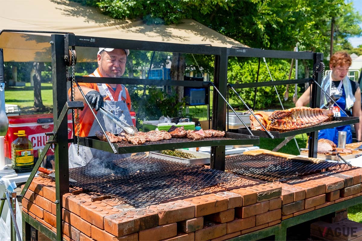 アウトドアの食の祭典「東京バーベキューフェスティバル」で特注のピットを使い焼き技を披露する古賀さん