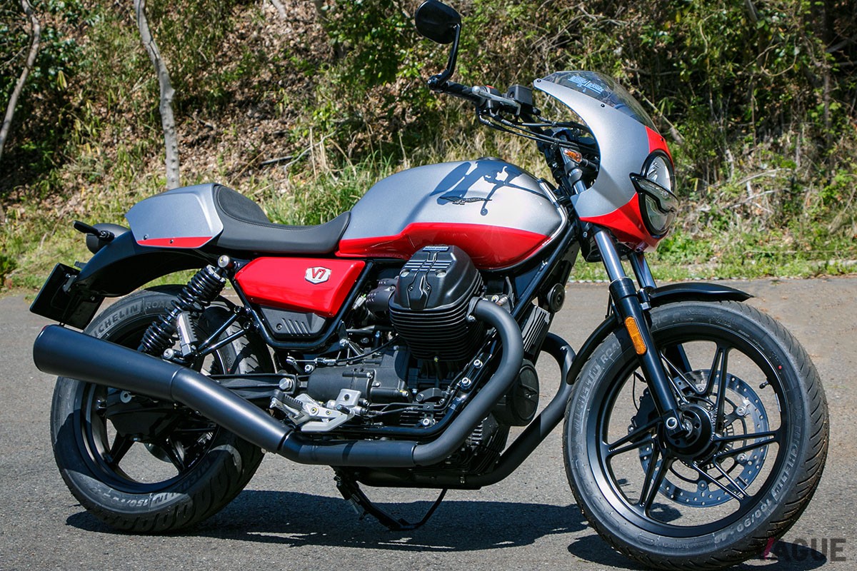 伝統の縦置き空冷Vツインエンジンの採用により、最新モデルでありながら旧車のような乗り味を堪能できるモト・グッツィ「V7 STONE CORSA」