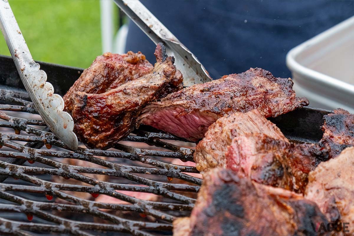 表面に焼目をつけて肉汁を閉じ込めるのが焼き方のコツ