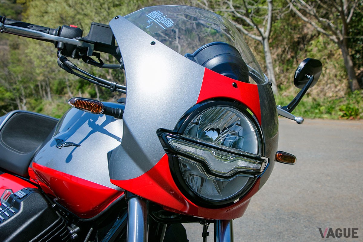 伝統の縦置き空冷Vツインエンジンの採用により、最新モデルでありながら旧車のような乗り味を堪能できるモト・グッツィ「V7 STONE CORSA」