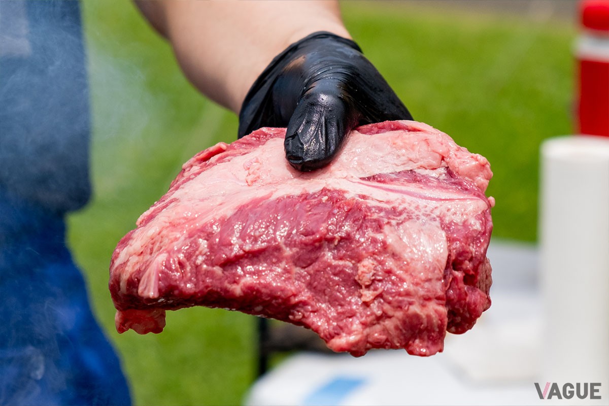 1頭の牛から数キロしか取れない希少な赤身肉のブレードミートもバックヤードBBQで味わう価値あり