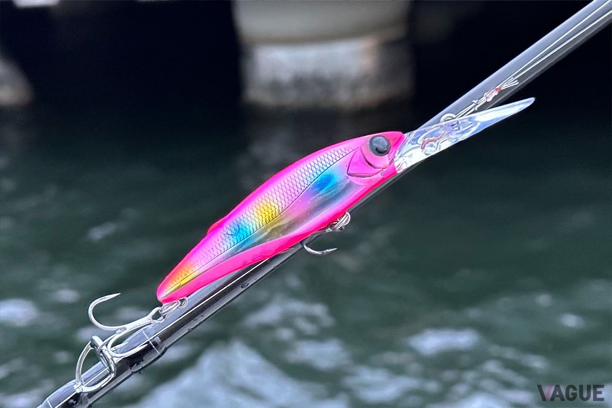 穴撃ちに向くのは、リップの長いディープダイバータイプのミノー（写真は「アピアMAYOL80S」（1815円、消費税込）