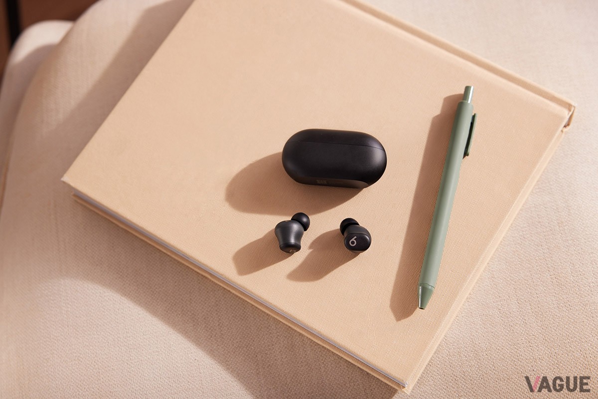 Apple社が展開するBeatsブランドのワイヤレスイヤフォンに、史上最小クラスの新作「Beats Solo Buds」が登場