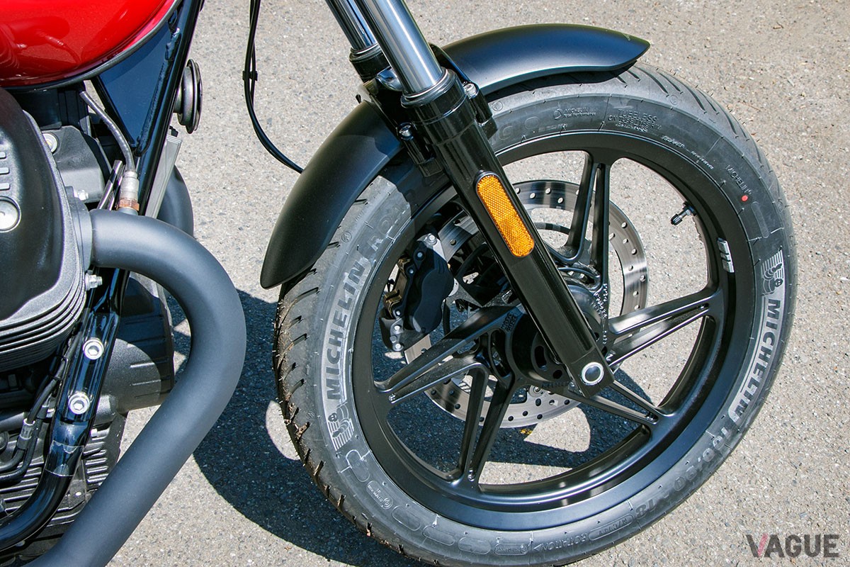 伝統の縦置き空冷Vツインエンジンの採用により、最新モデルでありながら旧車のような乗り味を堪能できるモト・グッツィ「V7 STONE CORSA」