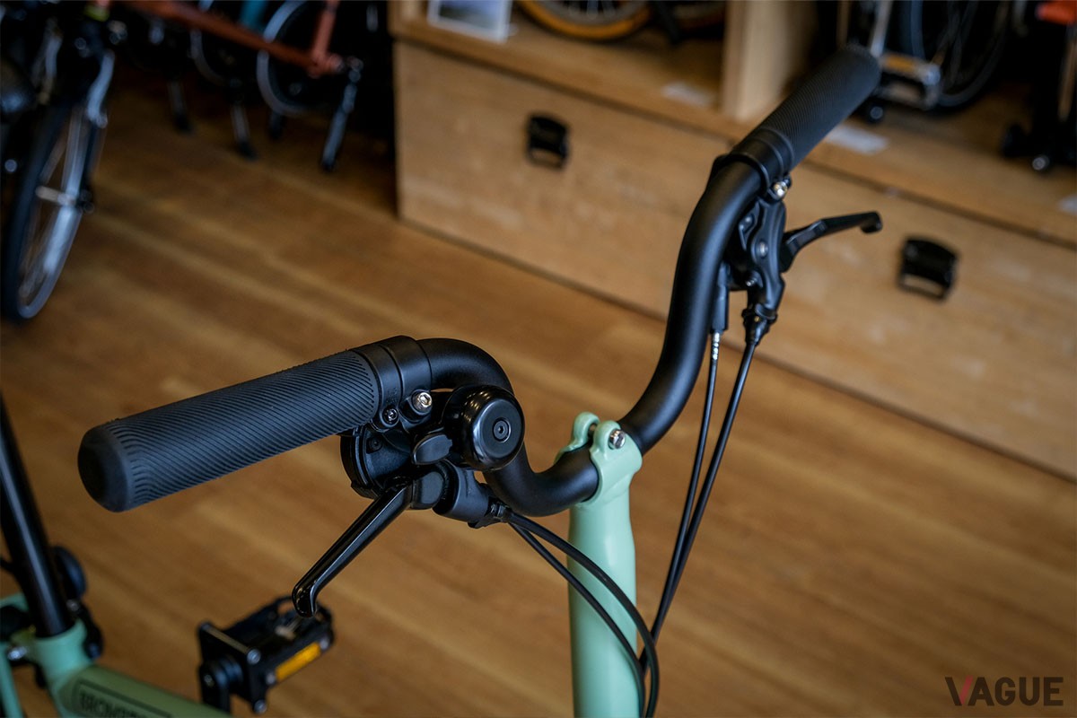 「Mid Bar」はフラットな「Low Bar」に比べ9cm高い位置を握れるので、上体を起こしてリラックスしたライディングポジションが可能です