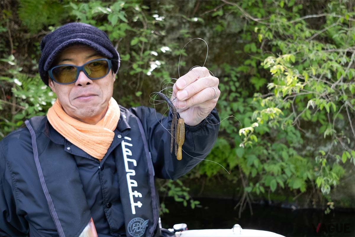 なぜ引っかかったルアーを回収しないのか……。永遠の謎ですが、徳を積むと思って代わりに回収して気持ちよく釣りをしたいものです（写真は房総のダム湖で他の釣り客が残した釣り糸を拾っては徳を積む、ガウラクラフト代表の青芳さん）
