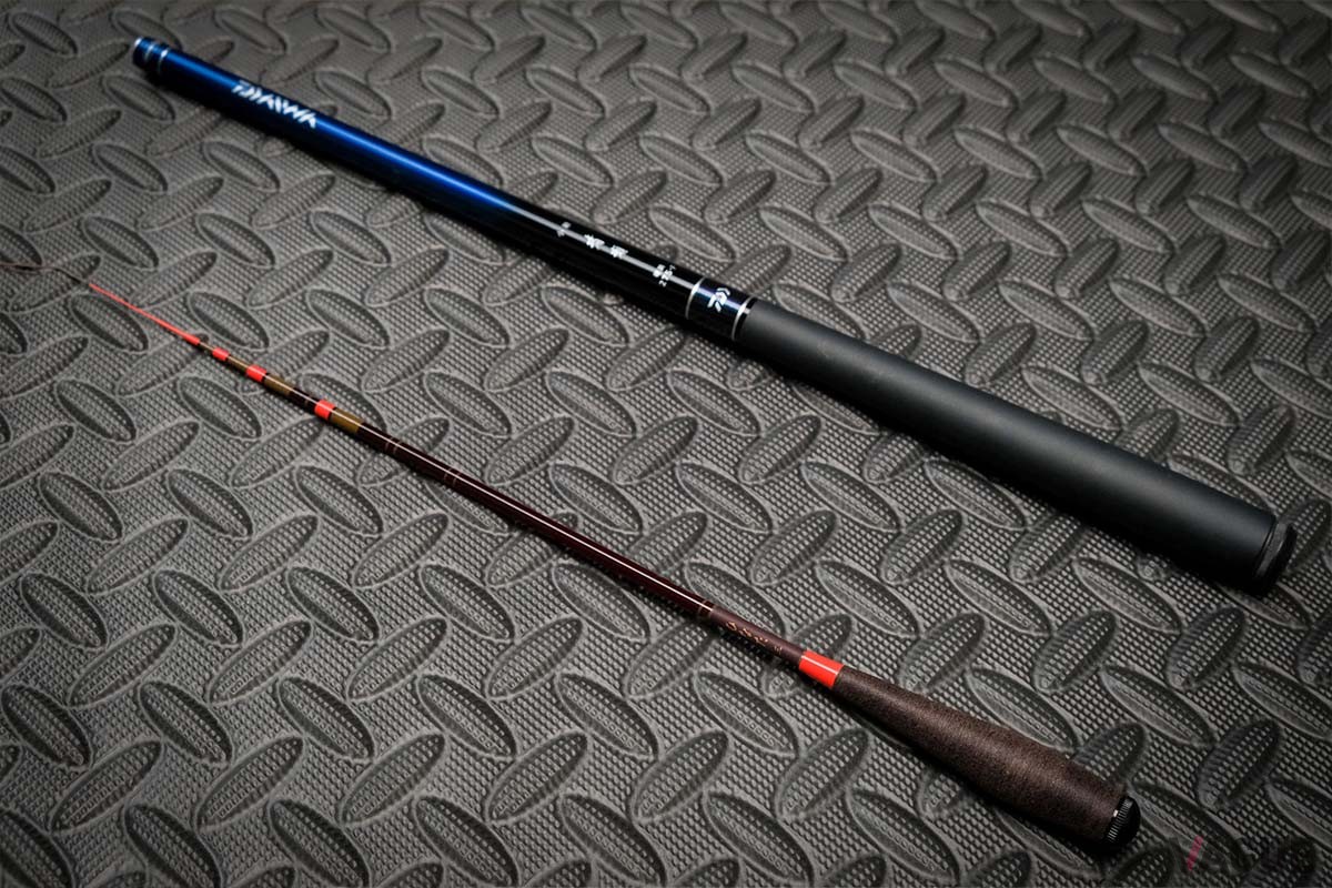 竿は2〜3m程度の小継ぎの竿。広範囲を探るため、数本もっていくベテランもいます。写真左：「ダイワひなた4」（オープン価格）、写真上：「ダイワ 小継 清瀬27S・F」（オープン価格）