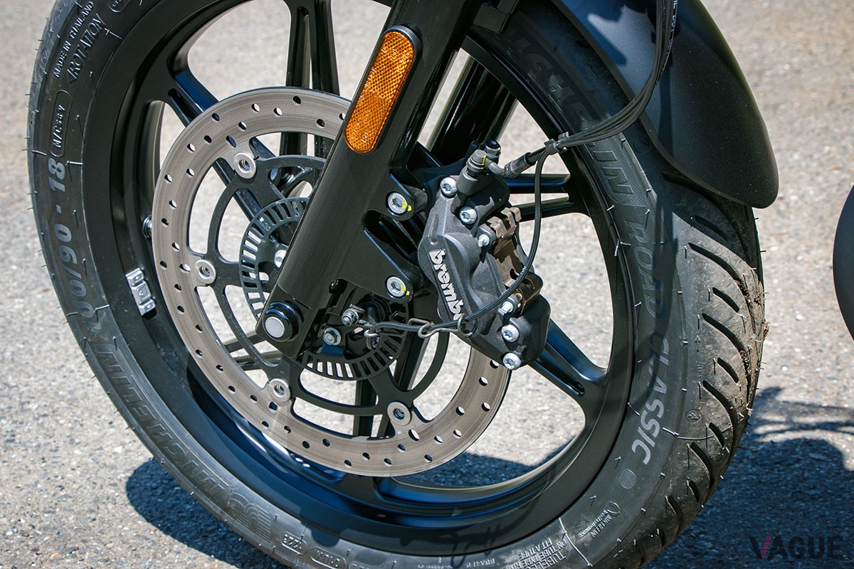 伝統の縦置き空冷Vツインエンジンの採用により、最新モデルでありながら旧車のような乗り味を堪能できるモト・グッツィ「V7 STONE CORSA」