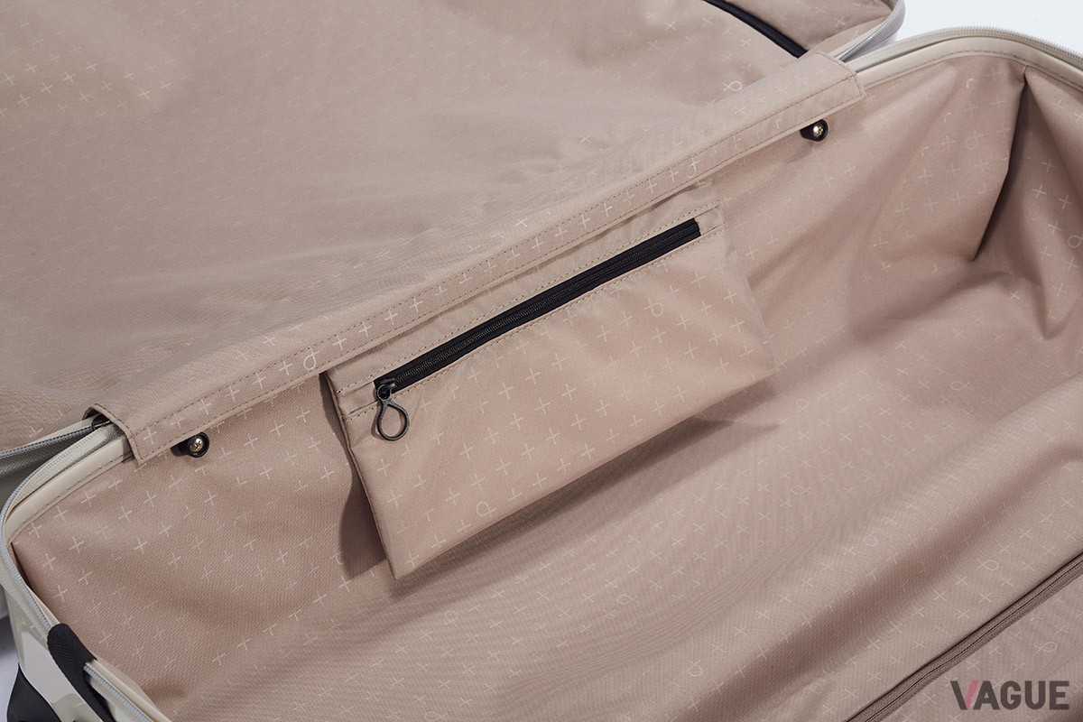 水より軽い樹脂とデザインの工夫で軽さと耐久性を両立し、さらに“ベアロンホイール”の採用で軽やかな引き心地も実現したプロテカ「トリアクシス2」