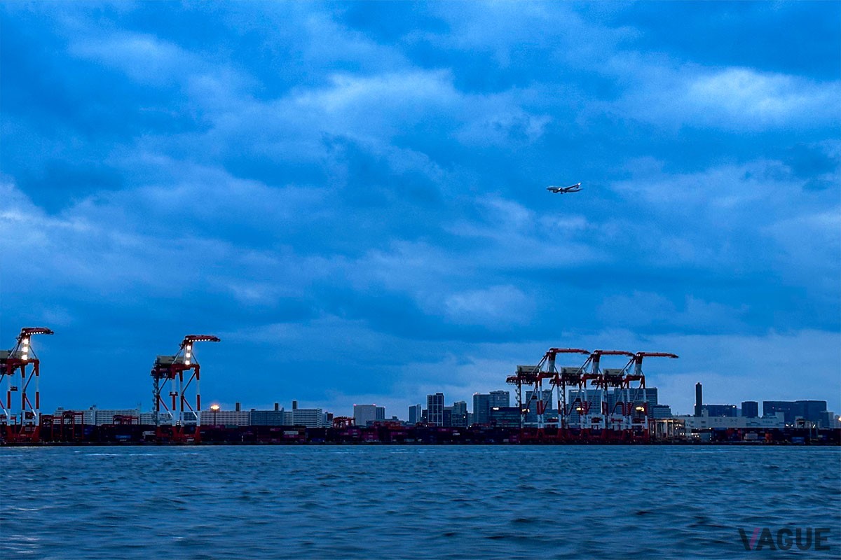 ポイントの移動中には、湾岸部の工場や羽田空港の滑走路にアプローチするジャンボジェットの姿が。これを見るためだけでも乗りたいかも