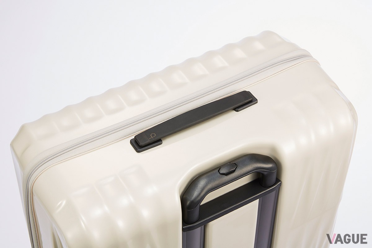 水より軽い樹脂とデザインの工夫で軽さと耐久性を両立し、さらに“ベアロンホイール”の採用で軽やかな引き心地も実現したプロテカ「トリアクシス2」