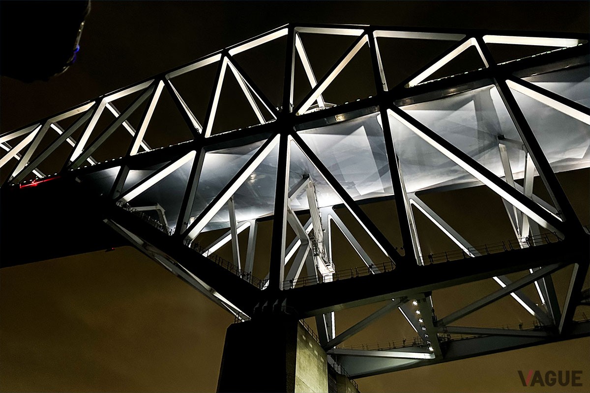 次のポイントは東京ゲートブリッジの橋脚。船から見上げるゲートブリッジの姿はかなりのエモさ