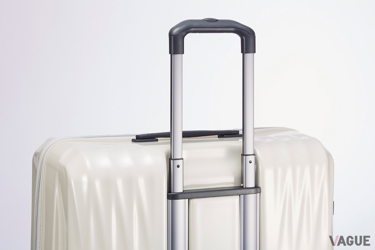 水より軽い樹脂とデザインの工夫で軽さと耐久性を両立し、さらに“ベアロンホイール”の採用で軽やかな引き心地も実現したプロテカ「トリアクシス2」