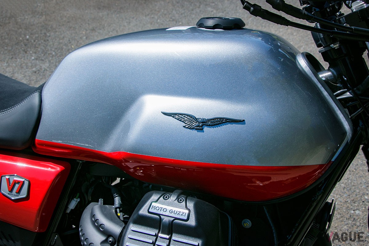 伝統の縦置き空冷Vツインエンジンの採用により、最新モデルでありながら旧車のような乗り味を堪能できるモト・グッツィ「V7 STONE CORSA」