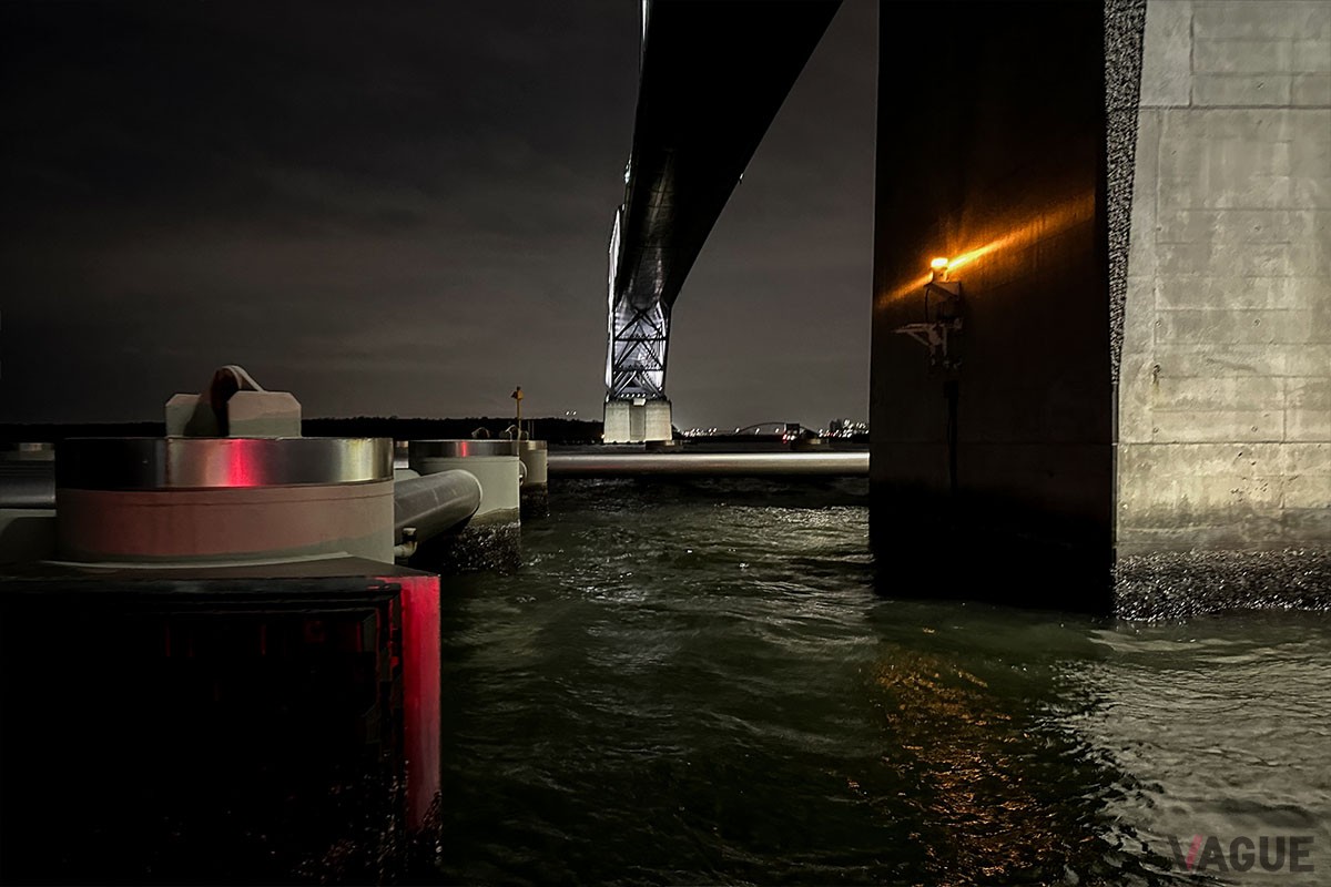 ゲートブリッジの橋脚はこんな様子。構造物の脇にルアーを通すと、真下からシーバスがバーンと食い上げてきてかなり驚きます