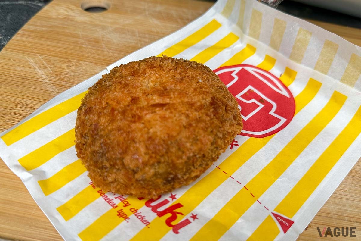 【メンチカツ＆カット野菜＆チーズの作り方：その1】レジ横ホットスナックのメンチカツをゲット（ソースを必ずもらうこと！）します。シングルHSMの場合は切らないでもOKです