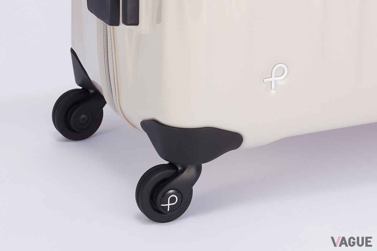 水より軽い樹脂とデザインの工夫で軽さと耐久性を両立し、さらに“ベアロンホイール”の採用で軽やかな引き心地も実現したプロテカ「トリアクシス2」