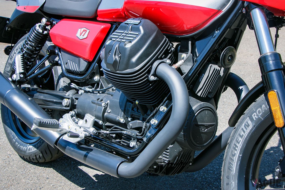 伝統の縦置き空冷Vツインエンジンの採用により、最新モデルでありながら旧車のような乗り味を堪能できるモト・グッツィ「V7 STONE CORSA」