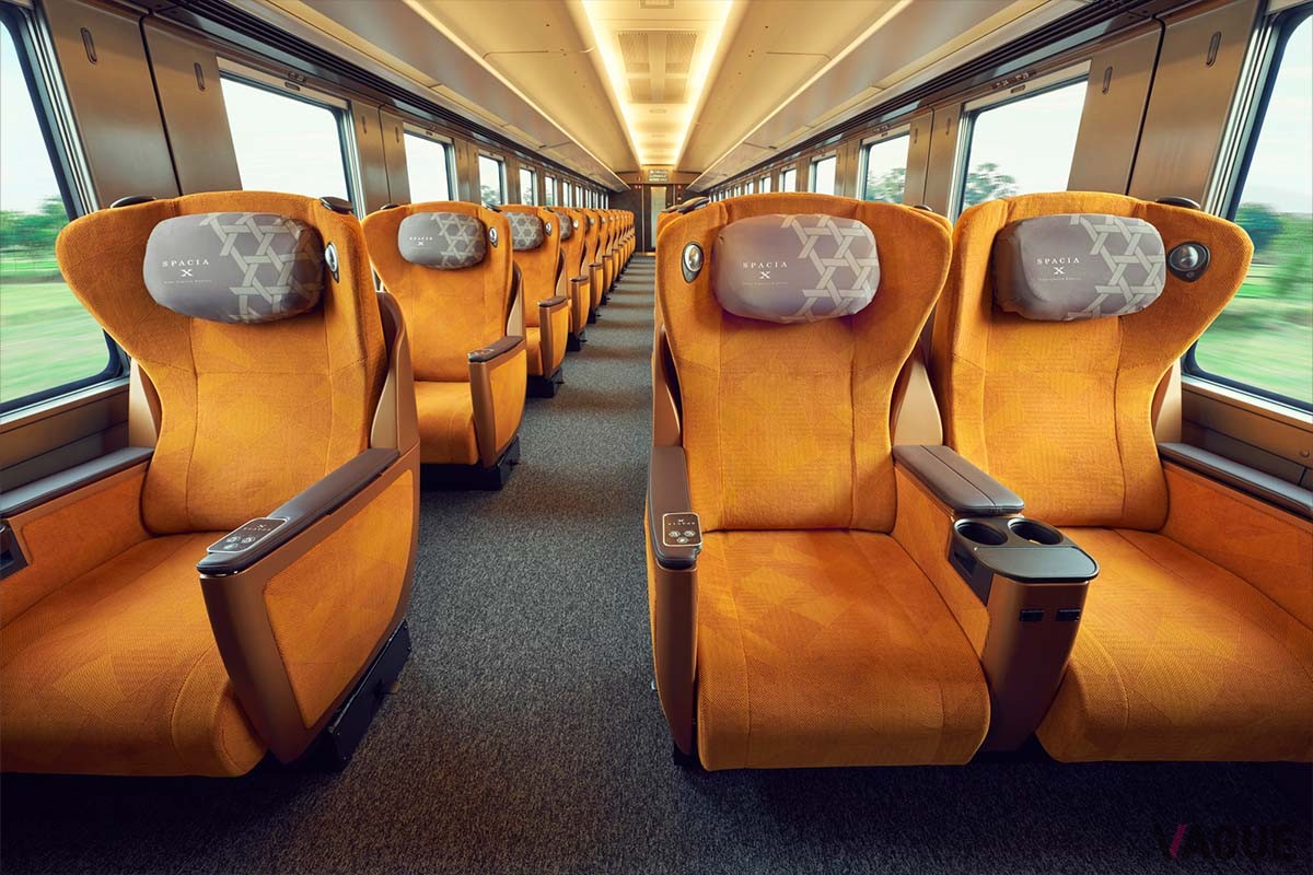 東武鉄道で初となる、ネックサポートつき電動リクライニングを採用した「プレミアムシート」（35席）。向かい合わせにすればボックス席にすることもできます（特別座席料金は不要）