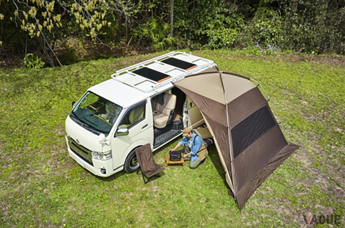 車中泊やキャンプを快適にしてくれるポータブル電源の充電を太陽光発電で賄える。一度取り付けておけばあとはポートに差すだけという手軽さがいい