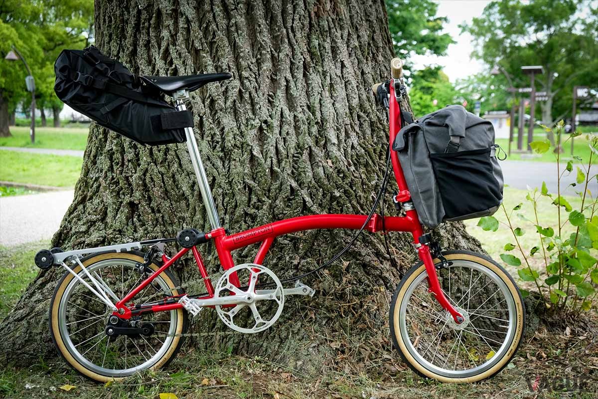 ラゲッジを活用すればキャンプツーリングも可能。写真のバッグは右から「BROMPTON Roll Top Bag 28L」（2万8600円、消費税込、以下同）、「リンプロジェクト トラベルサドルバッグ14L」（1万7600円）