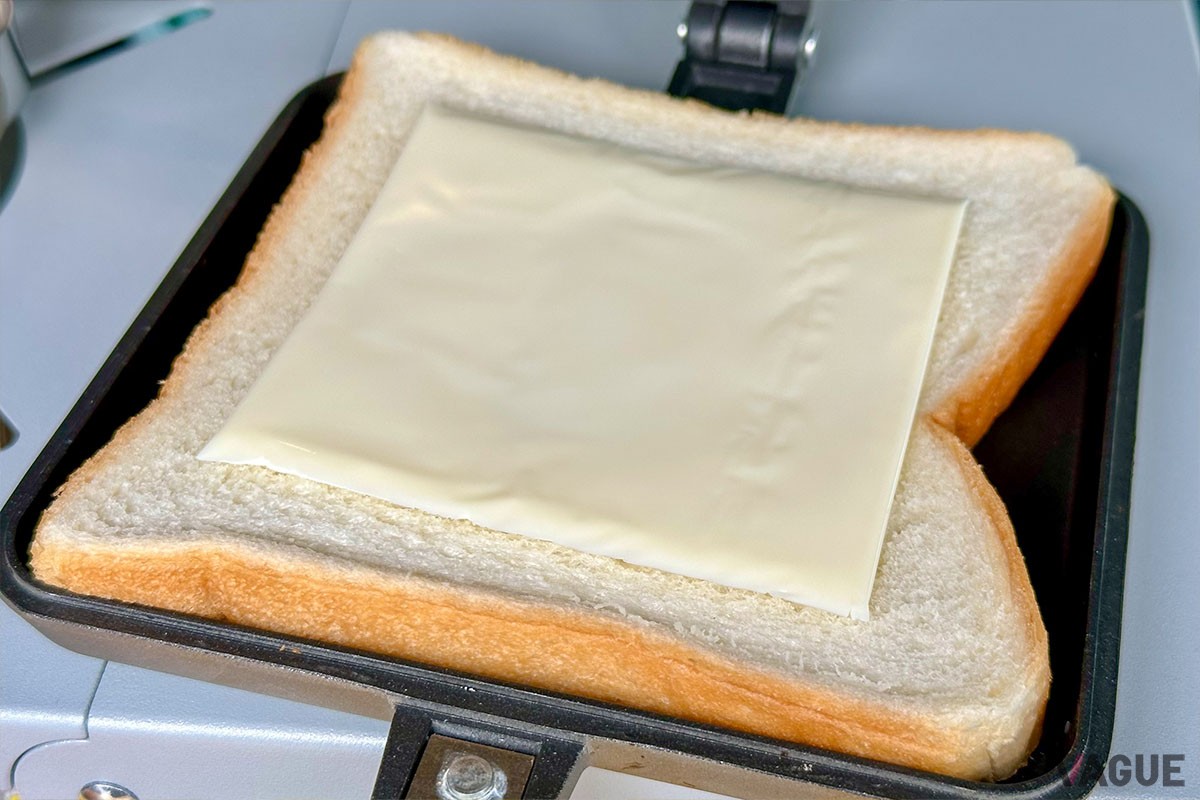 【メンチカツ＆カット野菜＆チーズの作り方：その1】8枚切りの食パンにスライスチーズを一枚