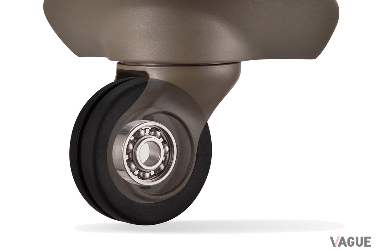 水より軽い樹脂とデザインの工夫で軽さと耐久性を両立し、さらに“ベアロンホイール”の採用で軽やかな引き心地も実現したプロテカ「トリアクシス2」