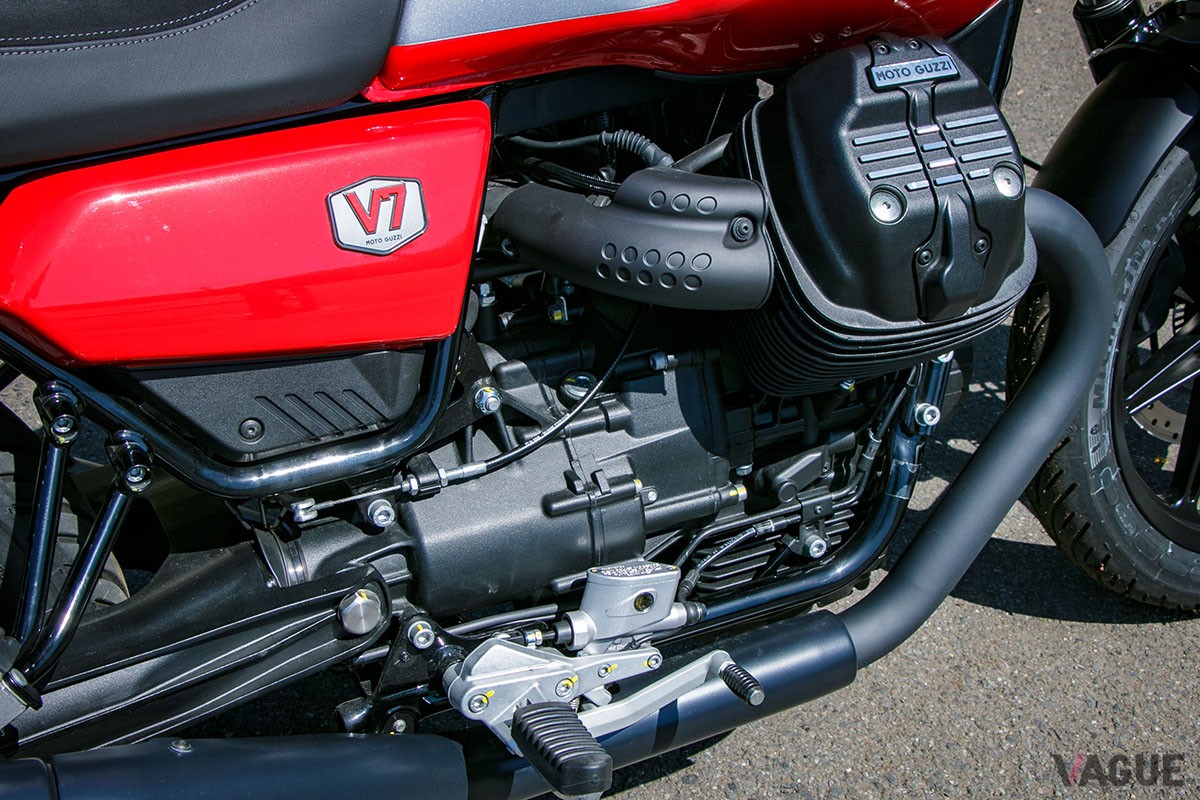 伝統の縦置き空冷Vツインエンジンの採用により、最新モデルでありながら旧車のような乗り味を堪能できるモト・グッツィ「V7 STONE CORSA」