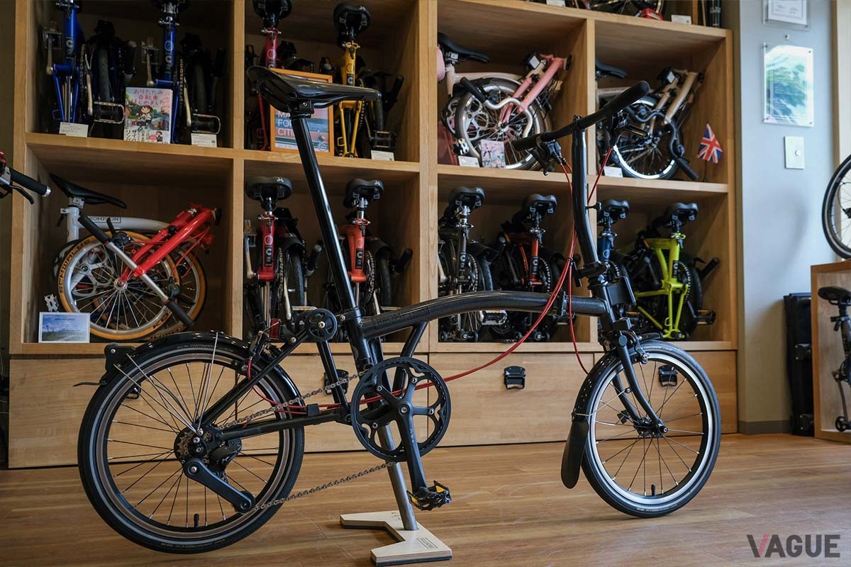 BROMPTON  Pライン（premium Line）」（44万1100円〜、消費税込）は「Cライン」の基本機構はそのままに、フレームの一部をチタニウム素材に置き換えた軽量モデル