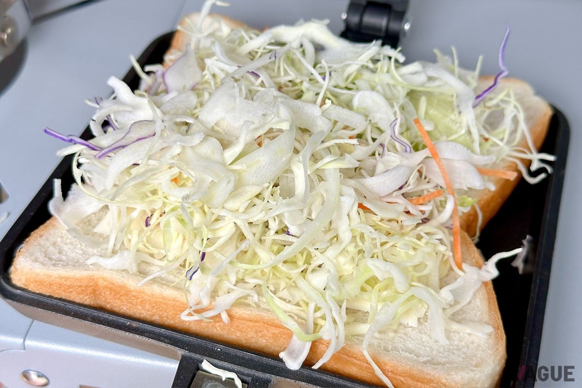 【メンチカツ＆カット野菜＆チーズの作り方：その1】カット済みのミックス野菜をドサッと乗せます