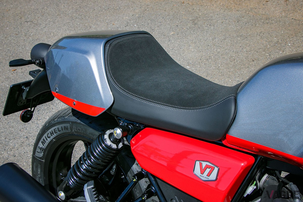 伝統の縦置き空冷Vツインエンジンの採用により、最新モデルでありながら旧車のような乗り味を堪能できるモト・グッツィ「V7 STONE CORSA」